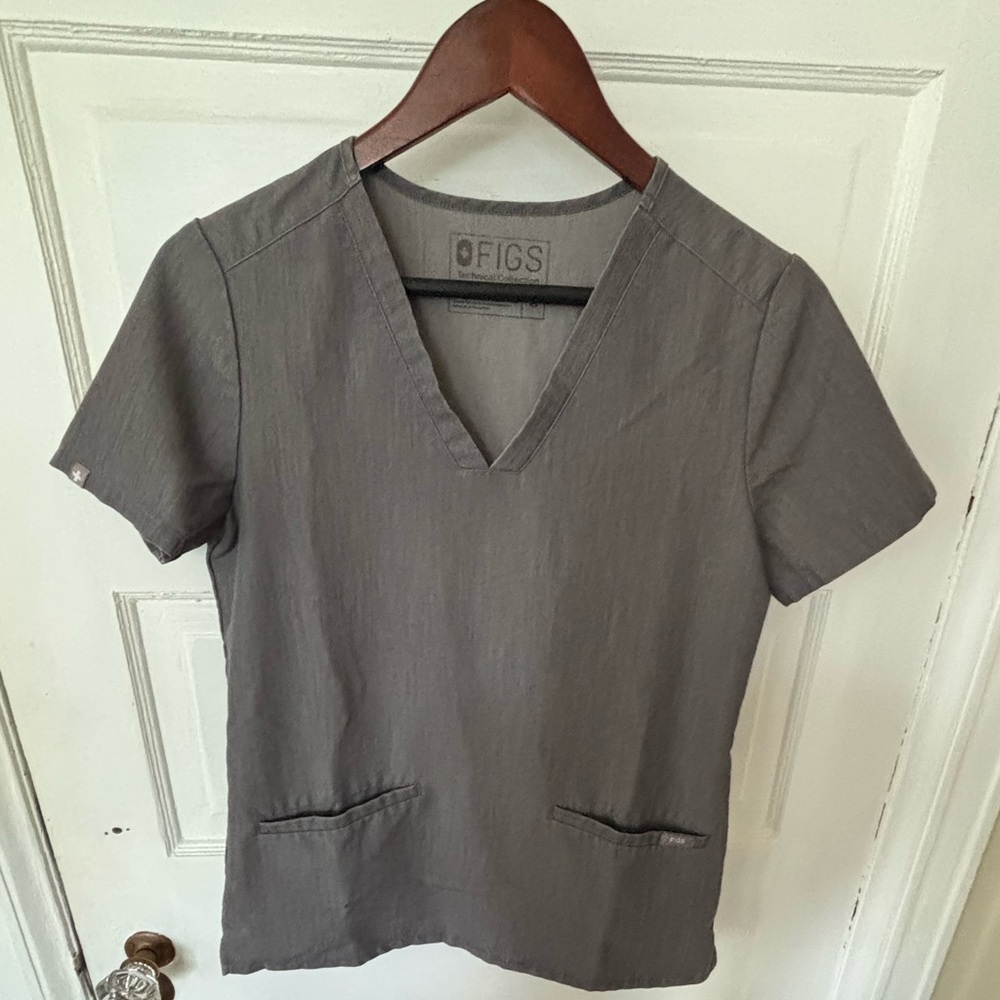 Figs Women's Gray V-Neck Short Sleeve Top